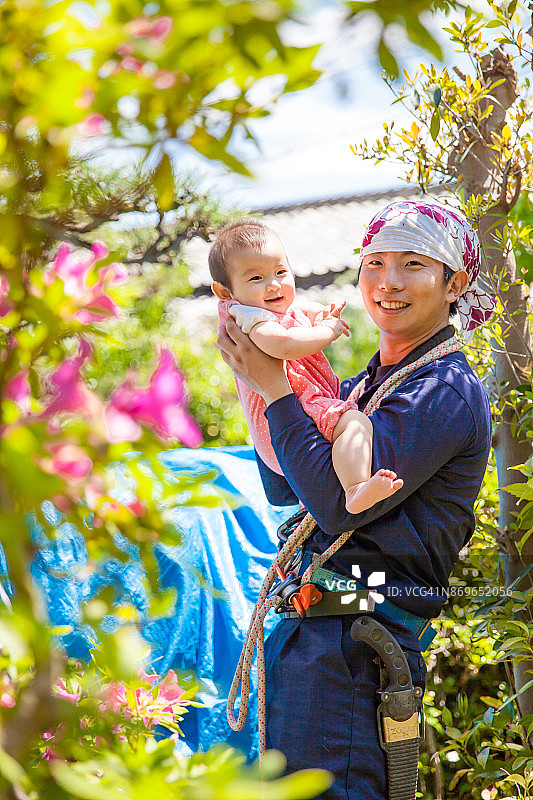 抱着女婴的年轻日本园丁父亲图片素材