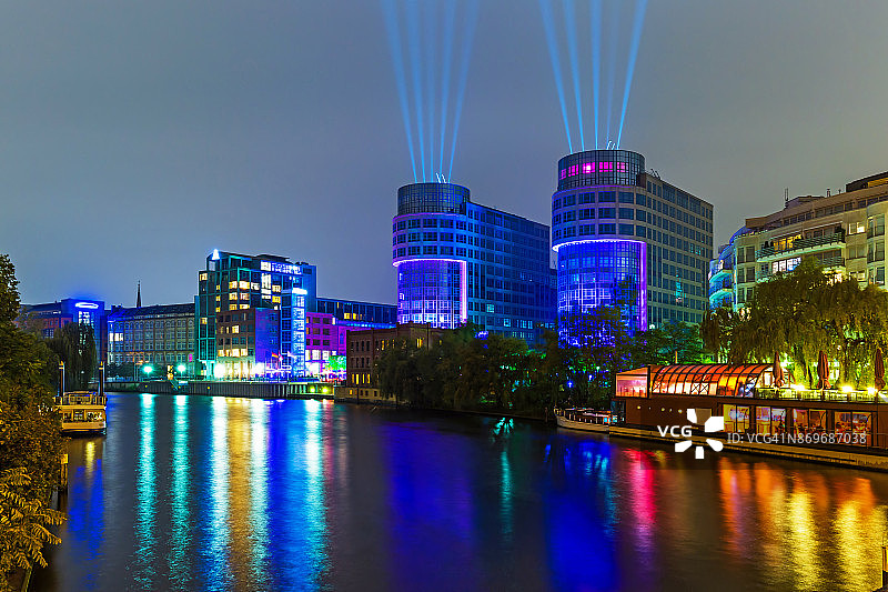 灯光节期间柏林莫阿比特区施普雷河附近的柏林天际线图片素材