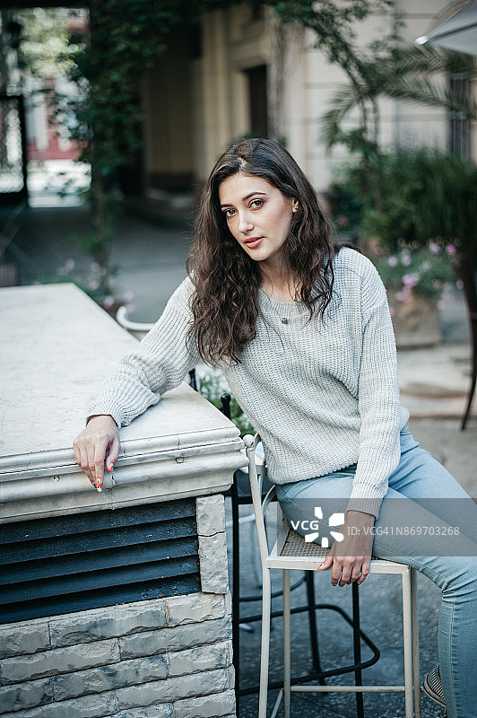 女人坐在咖啡馆外面图片素材