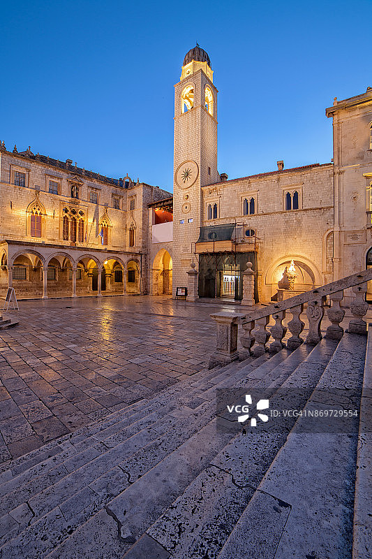 从圣布莱斯教堂看杜布罗夫尼克钟楼图片素材