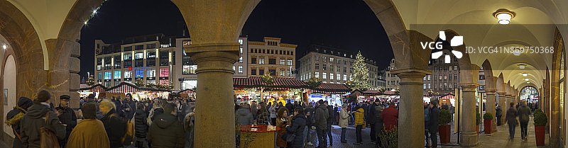 透过老市政厅拱门看莱比锡圣诞市场图片素材
