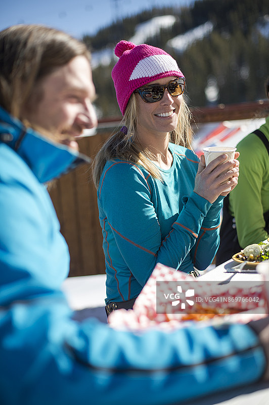 一个女人在滑雪胜地吃午餐图片素材