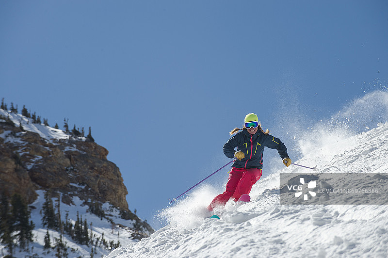 在阳光明媚的冬日滑雪的女人图片素材