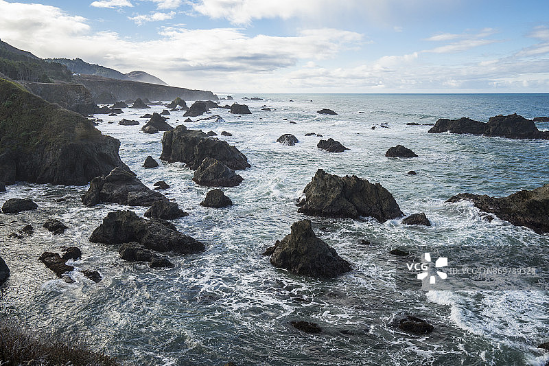 海浪拍打海岸线岩石图片素材