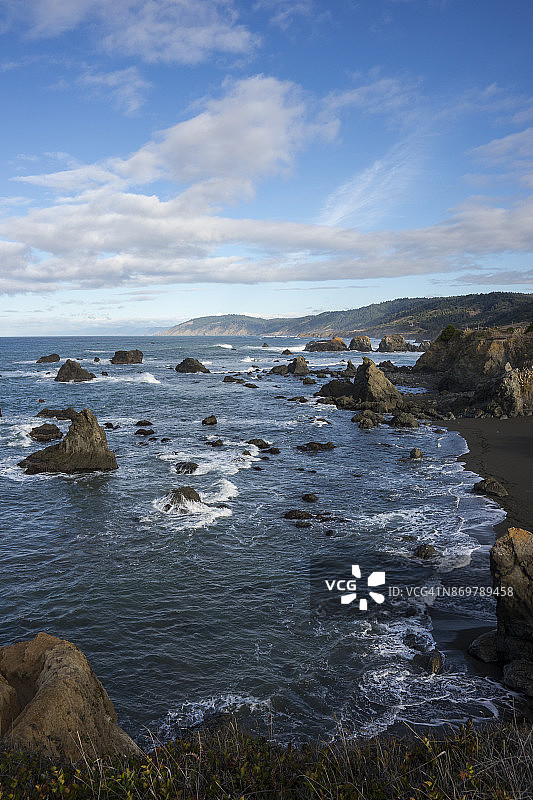 海浪拍打海岸线岩石图片素材