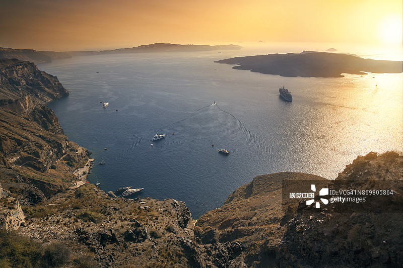 希腊圣托里尼岛费拉的爱琴海景观图片素材