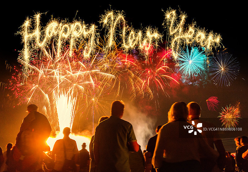 人们在绚丽的烟花前图片素材