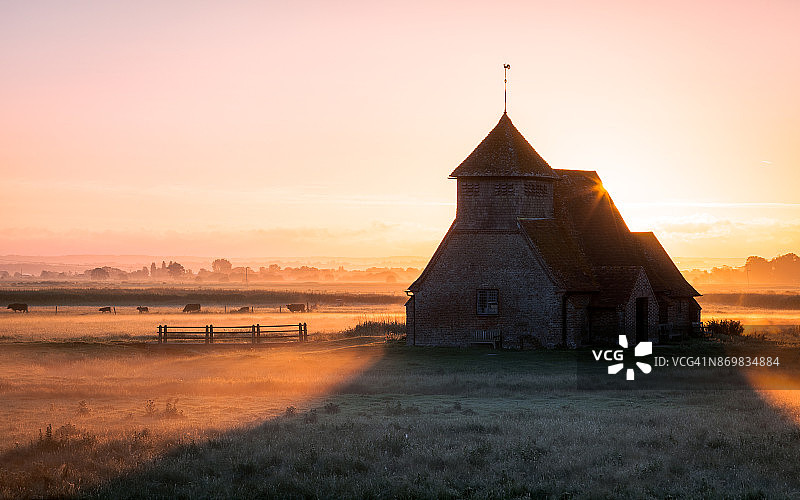 英格兰肯特郡 Romney Marsh 费尔菲尔德的圣托马斯·贝克特教堂图片素材