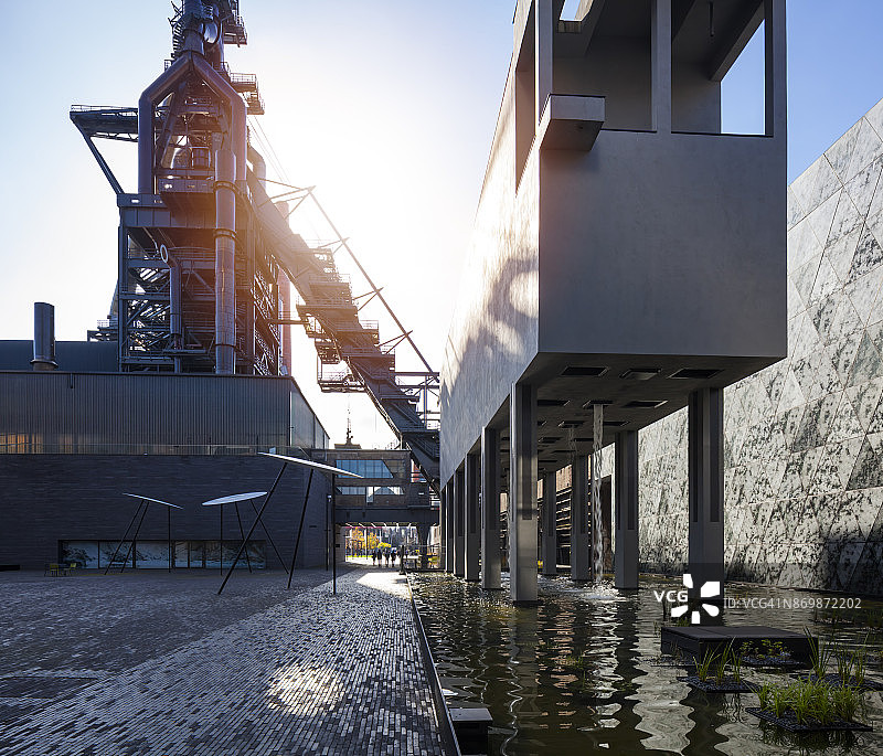 卢森堡贝尔瓦尔的废弃高炉图片素材