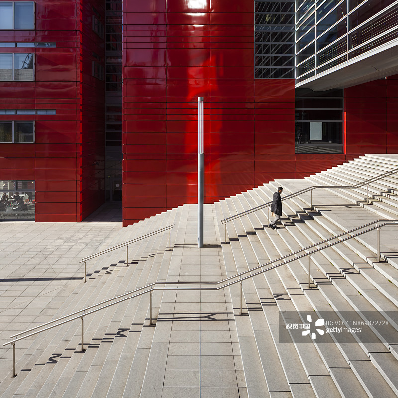 通往现代化办公大楼的阶梯图片素材