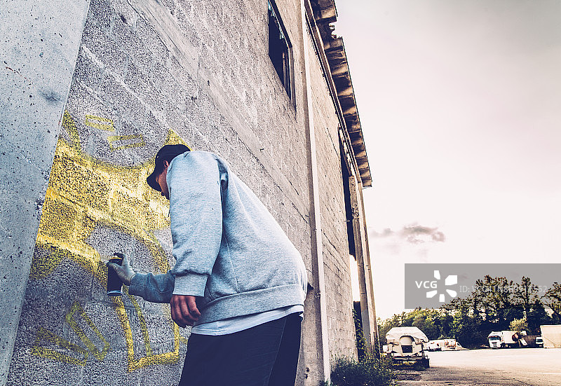 涂鸦艺术家在墙上喷涂图片素材