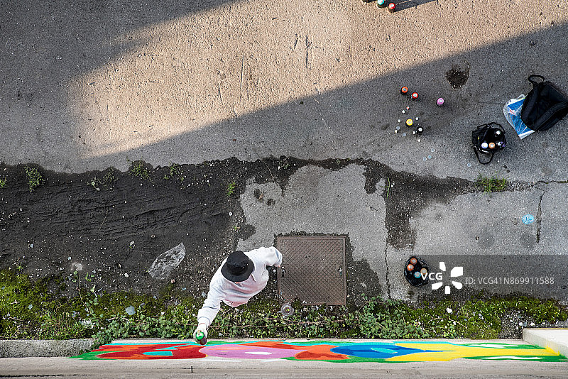 涂鸦艺术家在墙上喷涂图片素材
