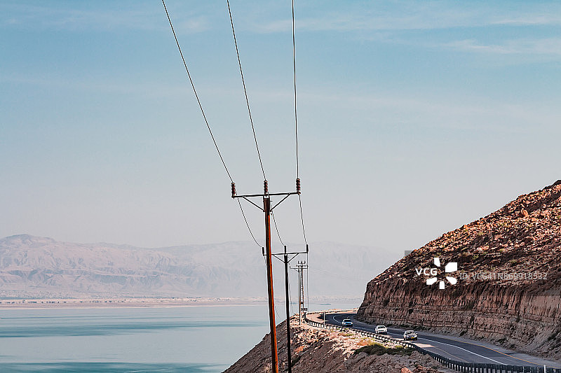 死海附近的电力线路和高速公路图片素材