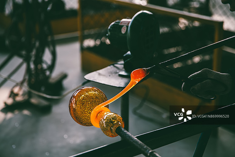 传统玻璃吹制工人塑造液态玻璃图片素材