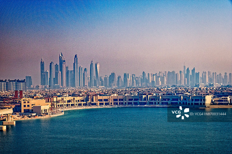从海上远眺迪拜码头，迪拜，2017年10月12日图片素材