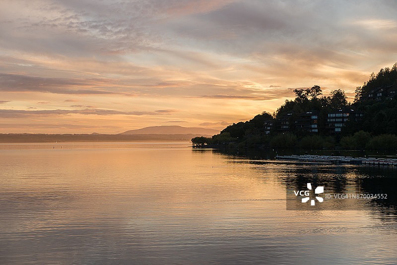 智利普孔日落时的比亚里卡湖图片素材