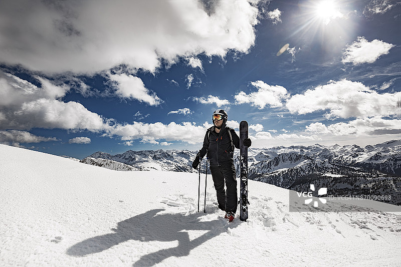 加泰罗尼亚比利牛斯山脉的偏远滑雪者图片素材