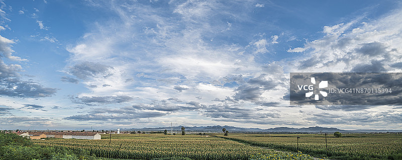 呼伦贝尔草原上的风力涡轮机图片素材