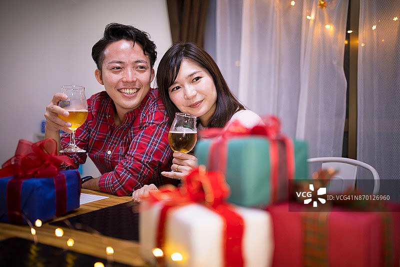 年轻情侣在家中参加圣诞派对图片素材