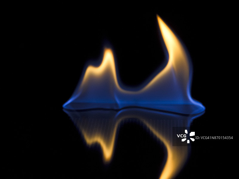 黑色背景上的火焰图片素材