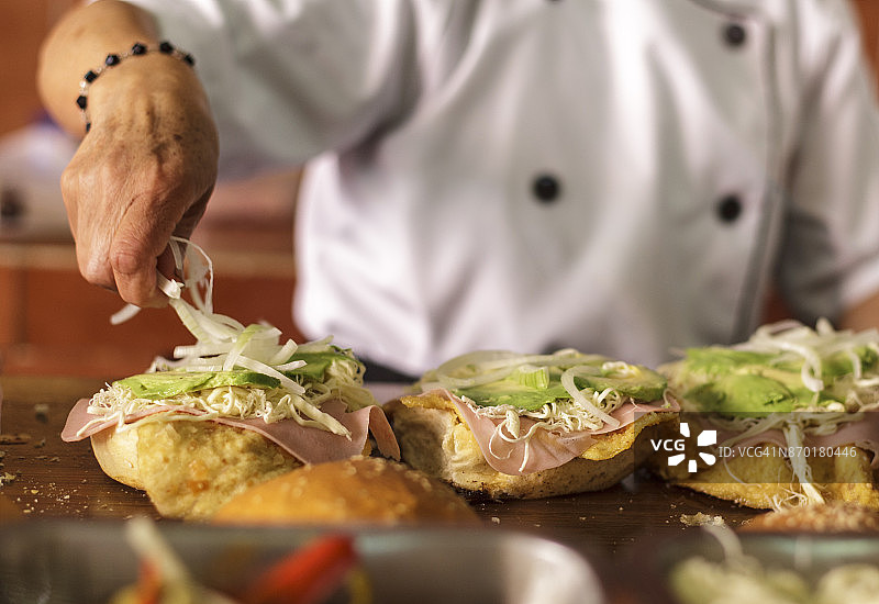 厨师正在制作著名的“普埃布拉塞米塔”图片素材