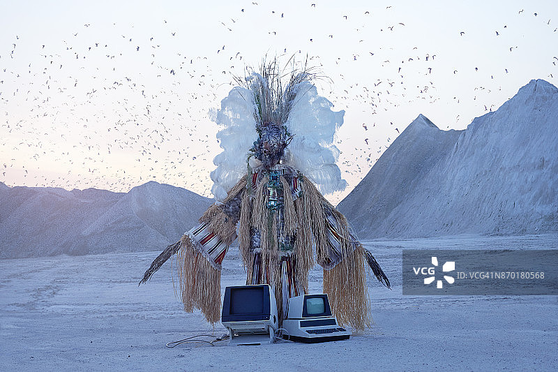 戴着巫医风格混合服装和旧电脑零件的男人图片素材