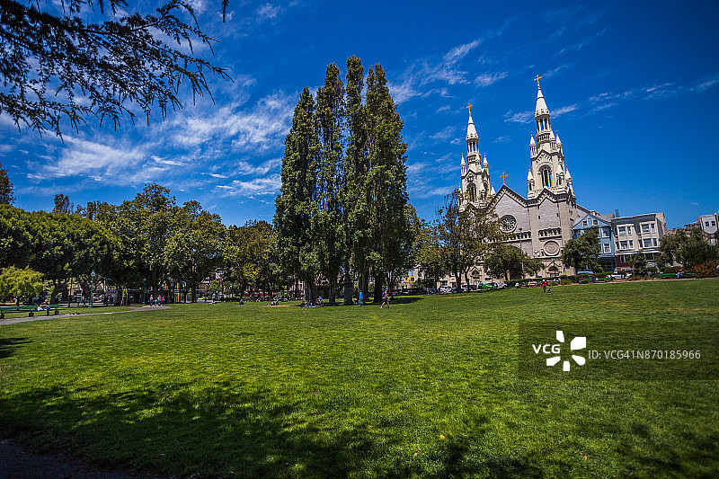 旧金山市中心华盛顿广场公园与蔚蓝天空图片素材