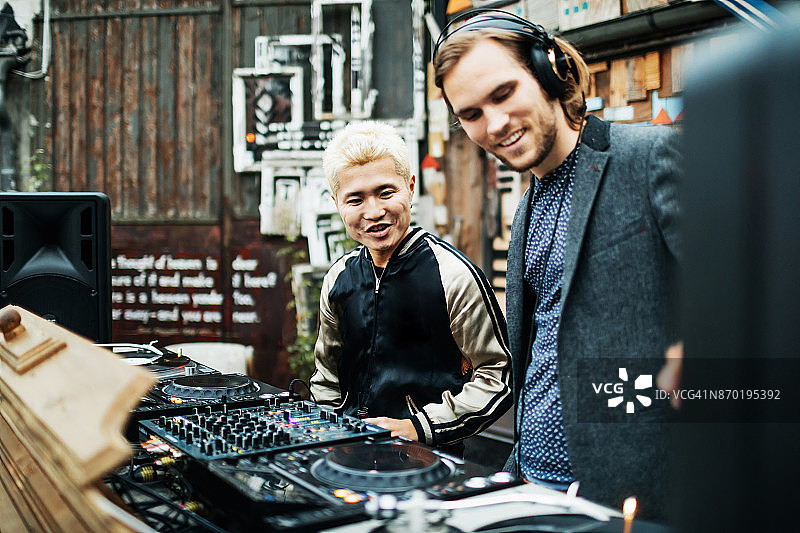 在夜总会用转盘混音的DJ们图片素材