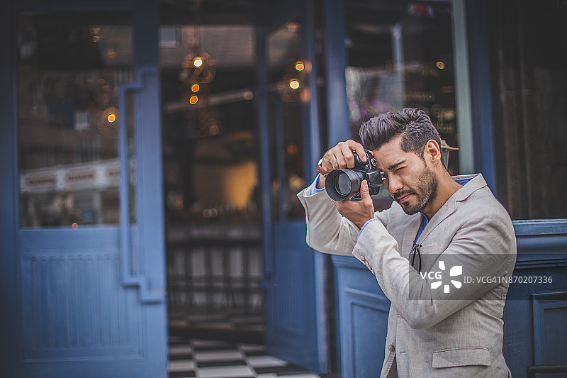 西装男正在使用相机图片素材