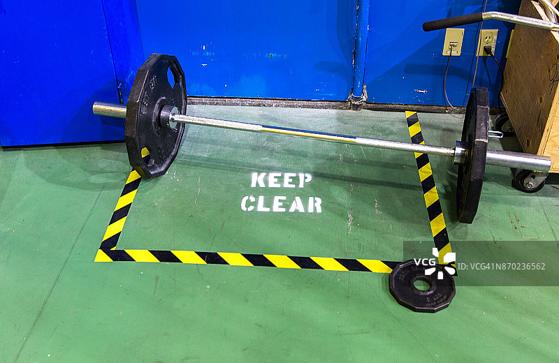 举重器械位于“保持清洁”区域图片素材
