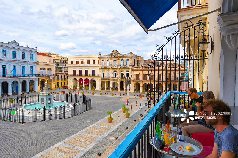 古巴哈瓦那老城区：游客在老广场的私人餐厅用餐图片素材