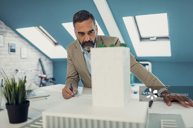 在办公室工作的年长的男建筑师图片素材