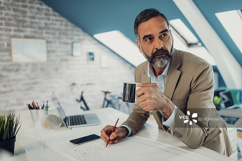 在办公室工作的年长的男建筑师图片素材