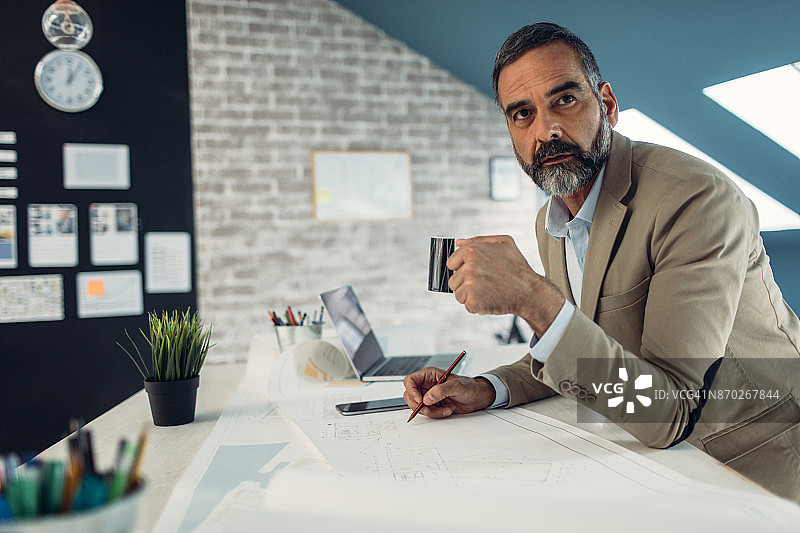 在办公室工作的年长的男建筑师图片素材