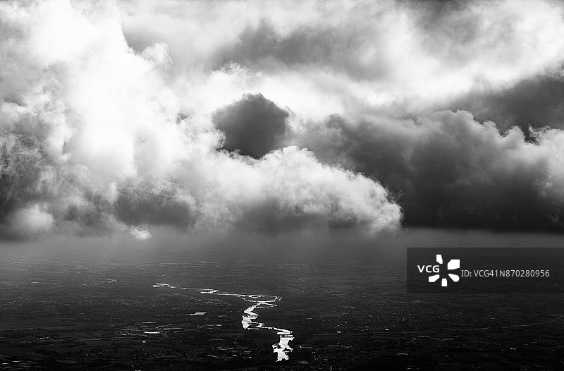 布伦塔河的阴天景色图片素材