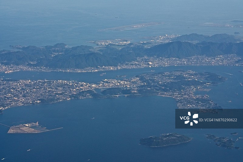 日本山口县下关市与福冈县北九州市之间的关门海峡日落航拍图片素材