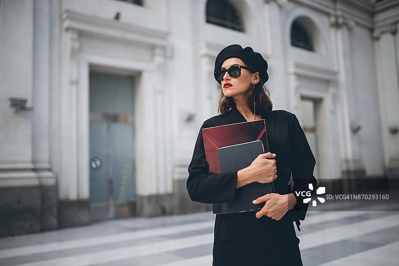 在车站的女人图片素材