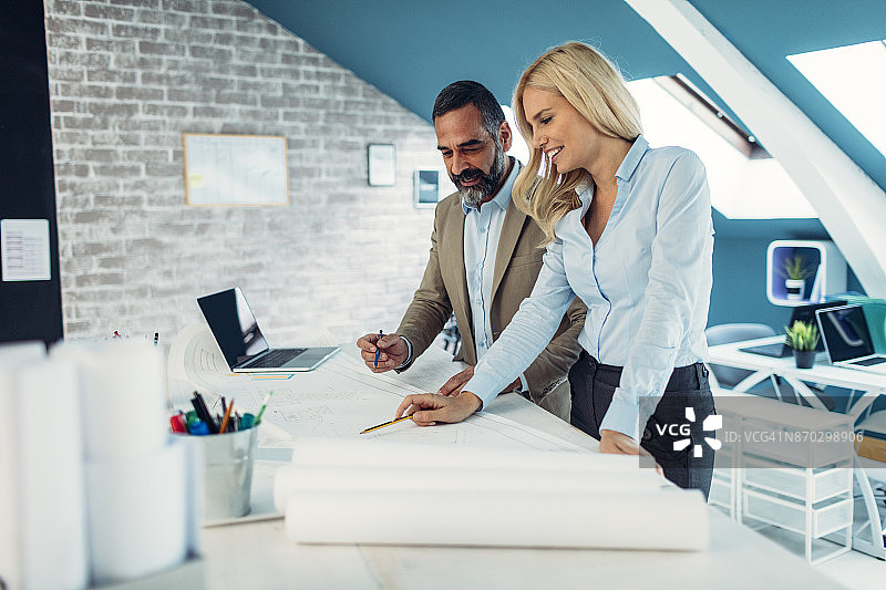 在办公室工作的建筑师图片素材