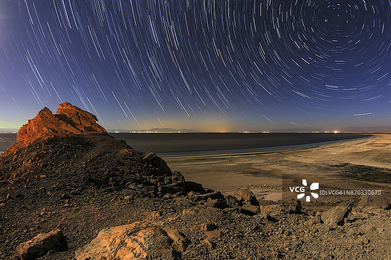 索尔顿海附近土堆上方的星轨图片素材