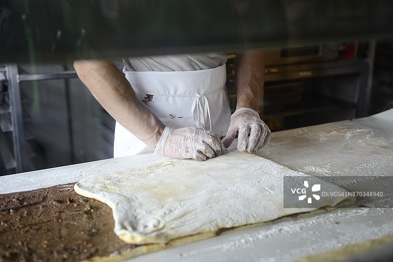 双手折叠大张馅饼皮图片素材