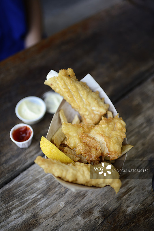 野餐桌上的炸鱼薯条图片素材
