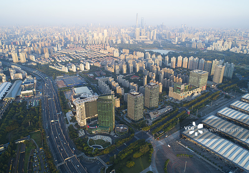 阳光明媚的上海世纪公园和公寓楼鸟瞰图图片素材