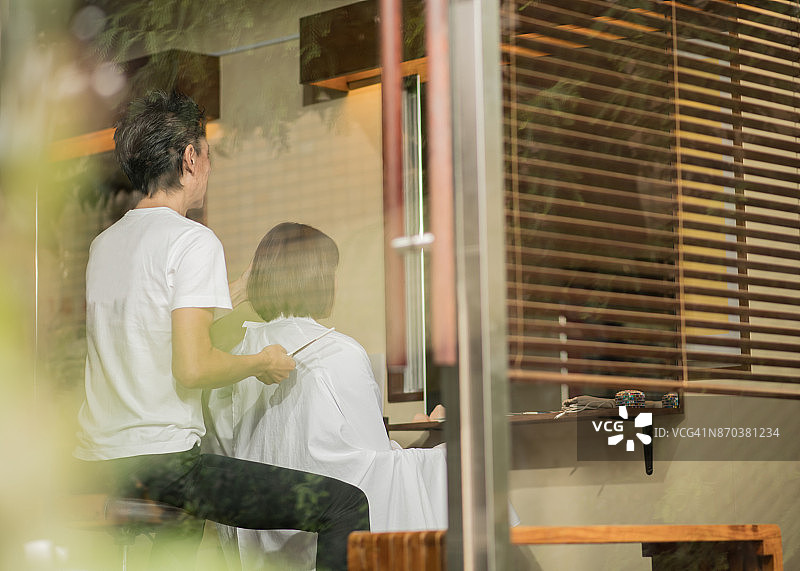 发型师的父亲和女儿图片素材