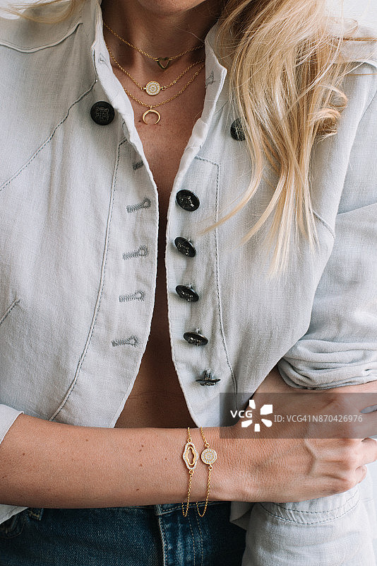 穿着牛仔夹克的女孩抓住袖子特写图片素材