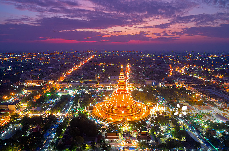 佛统大金塔日落景观，位于泰国佛统社区。泰国空中环形公路交通图片素材