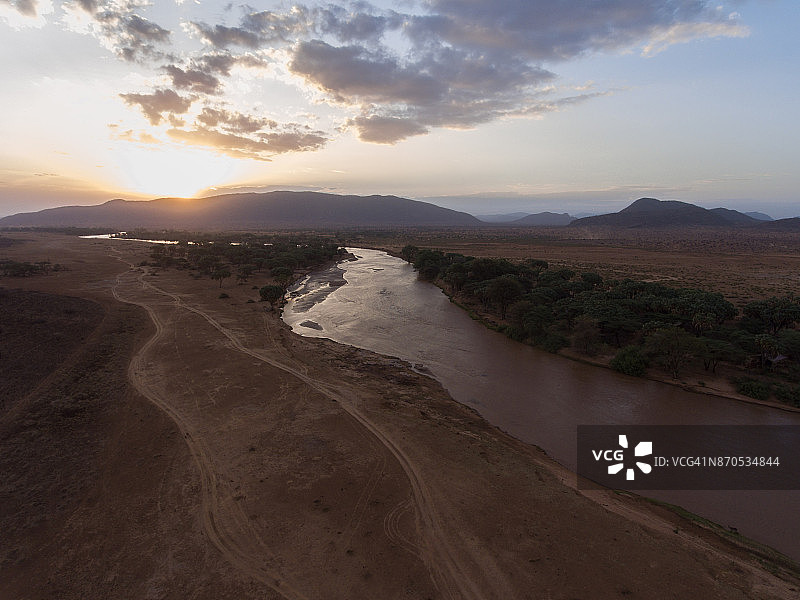 航拍水坑和开阔的平原图片素材