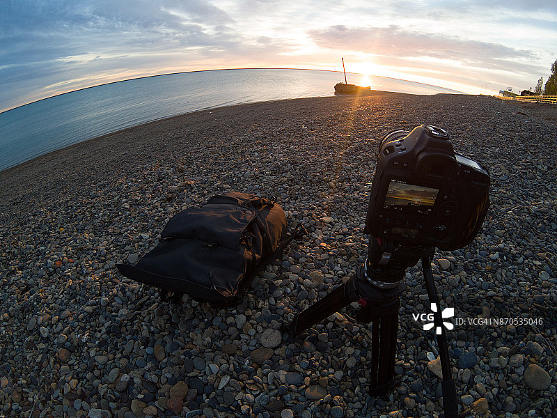 留在沿海平原上录制延时摄影的摄影师相机图片素材