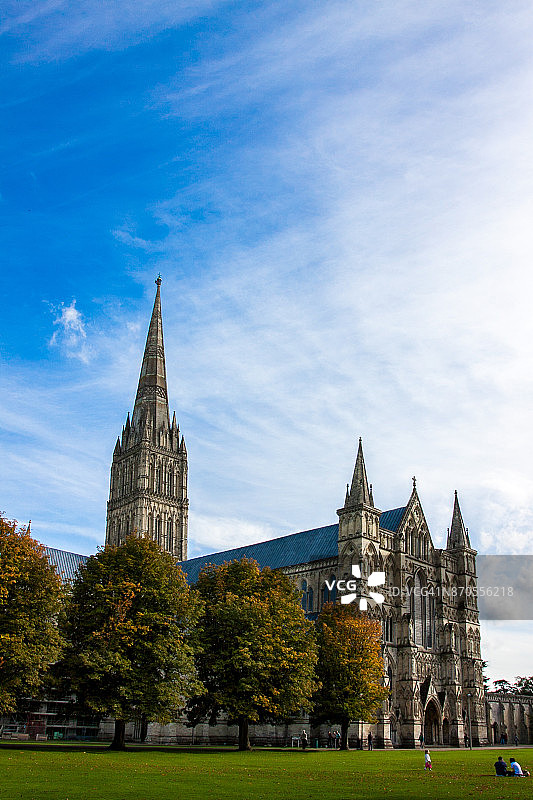 索尔兹伯里大教堂及其庭院的壮丽景色图片素材