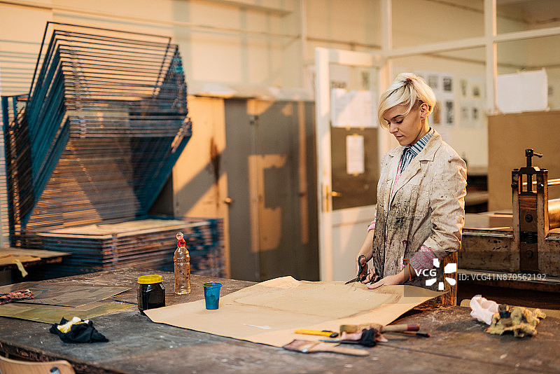 年轻创业者使用新思路来制作新工艺品图片素材