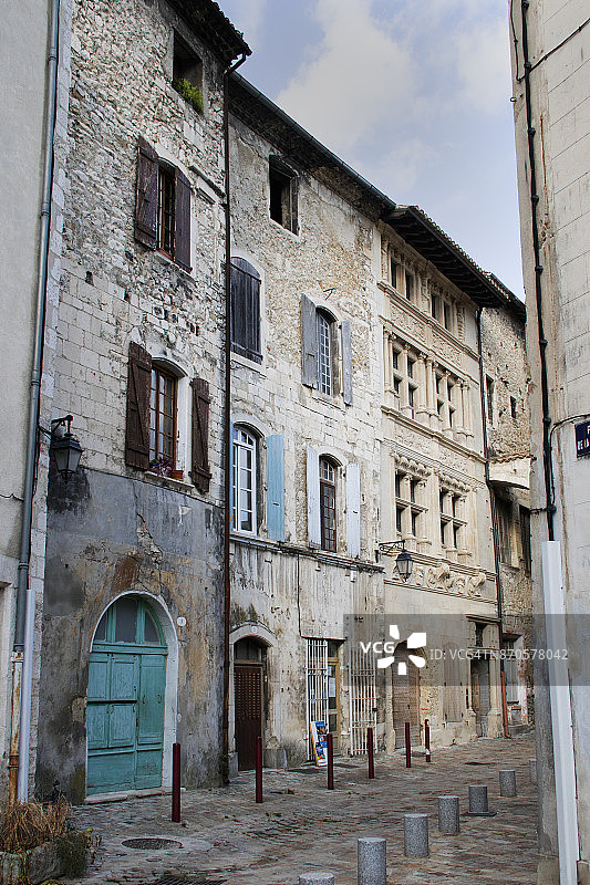 维维耶尔的古老石 building和鹅卵石街道图片素材